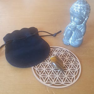 Œil du tigre – Pierre roulée + pendentif cage OFFERT + carte avec QR code bien-être (protection, ancrage, confiance)