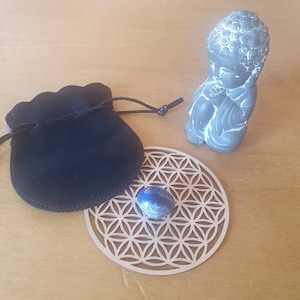 Lapis lazuli – Pierre roulée + pendentif cage OFFERT + carte avec QR code bien-être (stress, communication, intuition)