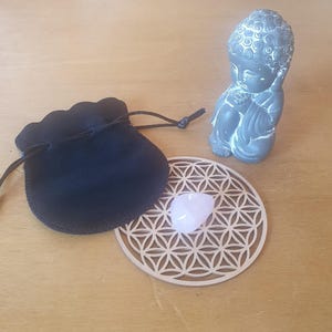 Quartz rose – Pierre roulée + pendentif cage OFFERT + carte avec QR code bien-être (amour de soi, émotions, douceur intérieure)
