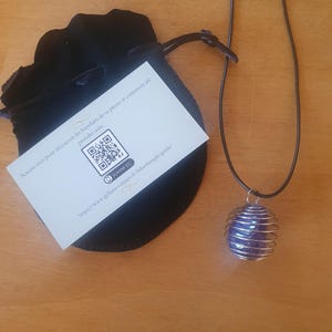 Natürlicher Amethyst – Trommelstein | Schlaf, Ruhe & emotionale Klarheit | Anhänger + Wellness-Ritual (QR-Code)