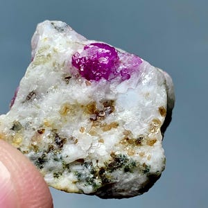Natuurlijk robijnkristal in matrix | Robijnrood exemplaar | Roze korund edelsteen | Mineraal verzamelstuk| Helend kristal | Afghaanse robijn (9 gram)