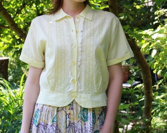 Vintage 50s lace eyelet embroidery pale yellow cotton short sleeve button up blouse