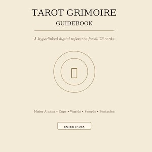 Op de afbeelding: Een digitale gids getiteld "TAROT GRIMOIRE GUIDEBOOK" op een beige achtergrond. De tekst bevat "A hyperlinked digital reference for all 78 cards". Onder de tekst staat een cirkelvormig ontwerp met een rechthoek in het midden. De onderkant van de afbeelding bevat "Major Arcana • Cups • Wands • Swords • Pentacles."