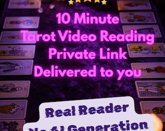 Può includere: Una collezione di carte dei tarocchi disposte su una superficie scura con candele accese. Il testo recita: 5 STAR SELLER, 10 Minute Tarot Video Reading Private Link Delivered to you, Real Reader, No AI Generation, e cinque stelle gialle.