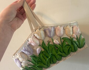 Incantevole cesto vintage intrecciato con tulipani pastello 3D, stile cottagecore anni '80.