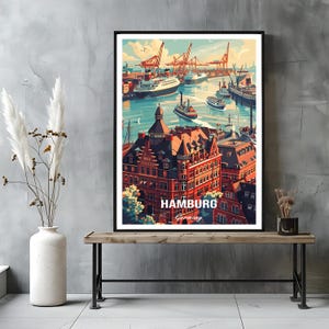 Könnte beinhalten: Ein gerahmter Kunstdruck von Hamburg, Deutschland, mit einer Hafenszene mit Schiffen, Kränen und Gebäuden. Das Kunstwerk ist im Stil eines Vintage-Reiseposters gehalten, mit dem Stadtnamen prominent dargestellt.