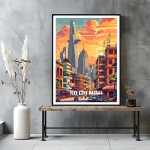 Peut inclure: Une affiche encadrée de Hô Chi Minh-Ville, représentant un paysage urbain animé avec de grands bâtiments, des rues et un coucher de soleil coloré. Le texte "HO CHI MINH" est affiché en bas.