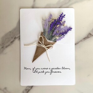 Gepersonaliseerd en vervaardigd in geverfde lavendel voor die speciale moederdag, 3D-gepersonaliseerde bloemenmoederverjaardagskaart. Doordacht cadeau.