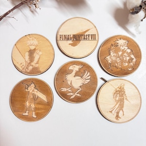 Puede incluir: Juego de seis posavasos redondos de madera con diseños grabados de Final Fantasy VII. Los posavasos representan personajes y el logotipo del juego. Los posavasos son de madera marrón clara y oscura.