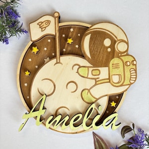 Cartello da parete in legno per cameretta dei bambini con astronauta - Cartello per porta con nome per cameretta dei bambini - Cartello in legno autoadesivo - Fatto a mano e personalizzabile - Tema universo