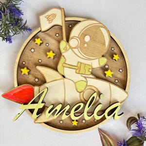 Targa da parete in legno per cameretta dei bambini "Razzo Astronauta" - Targa per porta della cameretta dei bambini - Targa in legno autoadesiva - Fatta a mano e personalizzabile - Tema Universo