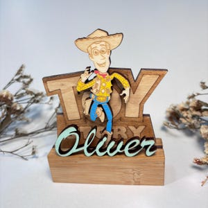 Toy Story träfigur - dekorativ presentdisplay i lager - handgjord och anpassningsbar - barnkammartema - Woody, Jessie eller Buzz Lightyear