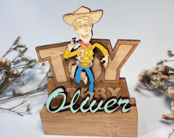 Figura ricordo in legno di Toy Story - Espositore regalo decorativo a strati - Fatto a mano e personalizzabile - Tema cameretta - Woody, Jessie o Buzz Lightyear