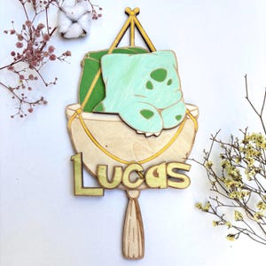 Placa de madera para pared de Bulbasaur para habitación de bebé - Letrero autoadhesivo para puerta de guardería - Hecho a mano y personalizable - Temática Pokémon