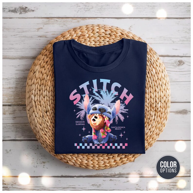 Może przedstawiać: Granatowa koszulka z grafiką Stitcha, postaci z Disneya, i słowem "STITCH" powyżej. Projekt zawiera palmy i teksty "Session Surfing" i "Santa Monica Beach". Kolorowy wz&oacute;r w szachownicę znajduje się na dole.