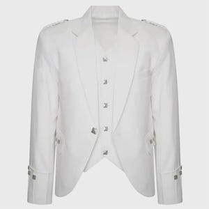 Puede incluir: Chaqueta formal blanca con chaleco a juego. La chaqueta tiene un corte entallado, solapas con muescas y botones decorativos plateados. Las mangas tienen detalles de puños decorativos. El chaleco tiene botones plateados.
