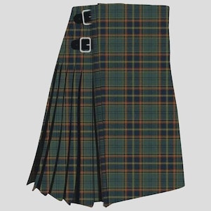 Op de afbeelding: Een groene, blauwe en oranje geruite kilt met twee leren riemen en zilveren gespen. De kilt is geplooid en heeft een traditioneel ontwerp, geschikt voor Schotse of Keltische evenementen.
