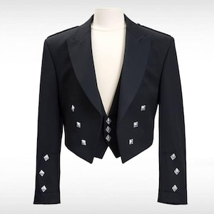 Puede incluir: Chaqueta formal negra con solapas de muesca y botones plateados en forma de diamante. La chaqueta se exhibe en un maniquí blanco y presenta un diseño recortado. Las mangas tienen adornos en forma de diamante.