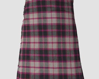 Puede incluir: Un kilt a cuadros de diseño tradicional. El kilt presenta un patrón de cuadrados negros, grises y rosas. La tela parece ser una lana pesada o una mezcla de lana. El kilt está diseñado para ser usado alrededor de la cintura.