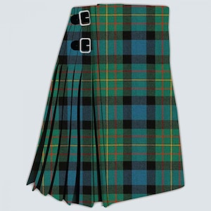Op de afbeelding: Een traditionele kilt in een groen, blauw, zwart en rood ruitpatroon. De kilt heeft plooien en twee leren riemen met zilveren gespen. Dit kledingstuk is een klassiek voorbeeld van Schotse kleding.