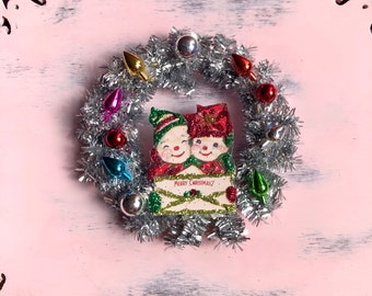 1:12 Scale Miniature - CHRISTMAS TINSEL WREATH - Vintage Retro Style - Anthropomorphic Snowman Couple
