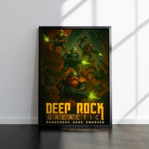 Op de afbeelding: Een ingelijste poster met een scène uit het spel Deep Rock Galactic. De afbeelding toont dwergkarakters in mijnwerkershelmen en -pantser, die op buitenaardse wezens schieten. De poster heeft een zwarte lijst, met de titel van het spel in gele tekst.