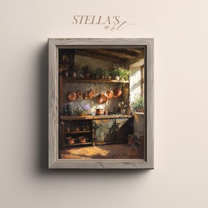 Op de afbeelding: Een ingelijste print van een keukenscène. Het kunstwerk toont koperen potten die boven een houten aanrecht hangen, met planten en zonlicht dat door een raam schijnt. De tekst "STELLA'S art" staat in de linkerbovenhoek.
