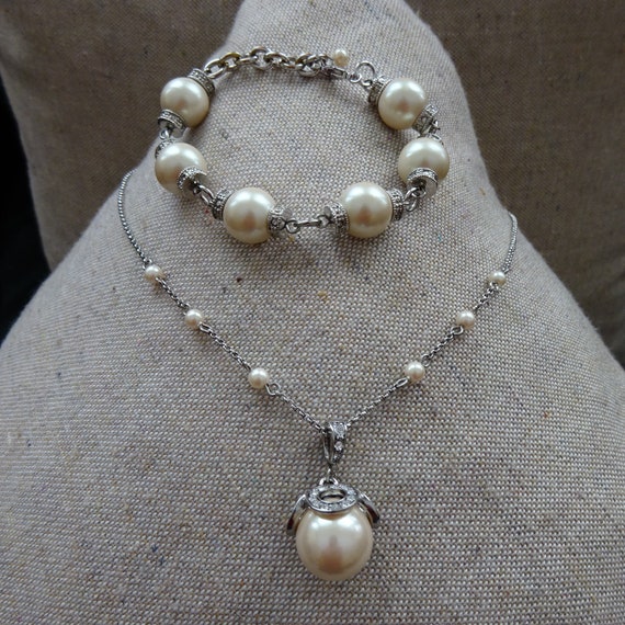 Vintage Pearl and Rhinestone Necklace and Bracele… - image 10