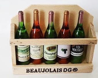 Miniatuurpoppenhuiswijnflessen in houten kist: schaal 1:12