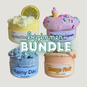 Puede incluir: Un paquete de slime para principiantes con cuatro frascos de slime diferentes. Los frascos están etiquetados como "Frosted Lemon", "Strawberry Cupcake", "Rainy Day" y "Mango Fluff".