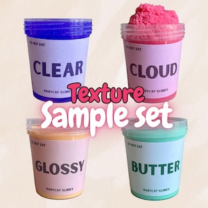 Puede incluir: Un conjunto de cuatro recipientes de plástico transparente llenos de diferentes tipos de slime. Cada recipiente tiene una etiqueta con un nombre de textura de slime: Clear, Cloud, Glossy y Butter. El texto "Texture Sample set" está superpuesto en la imagen.