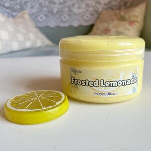Peut inclure: Un pot jaune de slime &eacute;tiquet&eacute; "Frosted Lemonade" avec une tranche de citron sur le c&ocirc;t&eacute;. Le pot a un couvercle transparent et une &eacute;tiquette blanche avec le texte "Babycat Slimes" et "Ne pas manger".