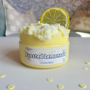 Peut inclure: Une slime citron glac&eacute;e jaune avec une tranche de citron sur le dessus. La slime est dans un pot transparent avec une &eacute;tiquette blanche qui dit "Frosted Lemonade" et "Babycat Slimes".