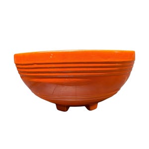 Tigela de salada grande com pé, modelo Ringware 311, da Pacific Pottery vintage, na cor laranja, fabricada nos EUA nas décadas de 1930 e 1940.