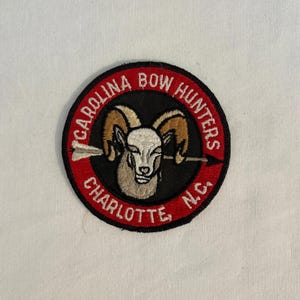 Vintage Carolina Bow Hunters Charlotte NC haftowana naszywka z motywem barana do polowań z łukiem, lata 70.