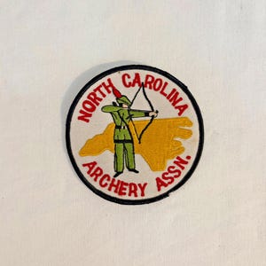 Toppa ricamata vintage della North Carolina Archery Association con l'arciere Robin Hood, 3,5 pollici.