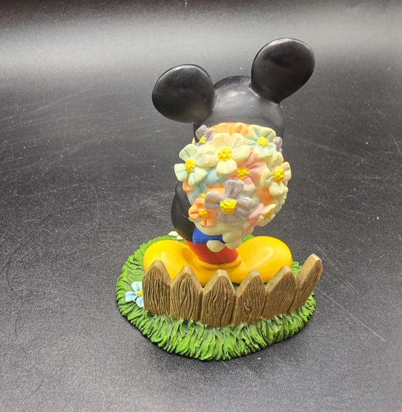 Danbury Mint Mickey Mouse Figurine February Valentine's Perpetual Calendar image 3