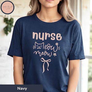 Niedliches Krankenschwester-Katzen-Shirt, Meow Meow Stethoskop-Katzen-Gesicht-T-Stück mit Schleife, lustiges Krankenschwester-Geschenk für Katzenliebhaber RN, Pastell-Krankenschwester-T-Shirt für Frauen
