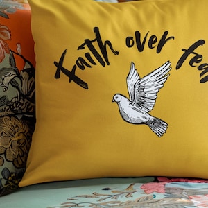 Almohada "La fe supera el miedo" / Decoración con versículos bíblicos motivacionales / Cojín cristiano decorativo / Decoración inspiradora para el hogar / Regalo cristiano de inauguración de la casa