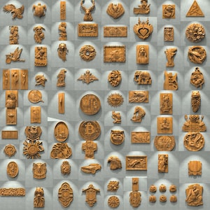 Puede incluir: Una colección de 64 piezas de decoración de pared de madera, con varios diseños que incluyen animales, plantas, formas geométricas y patrones abstractos. Todas las piezas están talladas con un estilo detallado y tienen un acabado de madera natural.