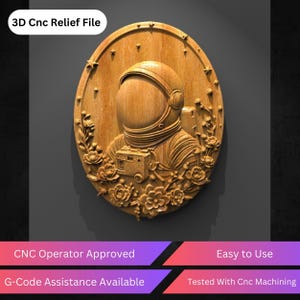 Peut inclure: Une sculpture en relief en bois représentant un astronaute dans un cadre ovale, orné d'éléments floraux. L'astronaute porte une combinaison spatiale détaillée. Le texte "3D Cnc Relief File" est en haut. Autres textes : "CNC Operator Approved" et "Easy to Use".