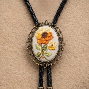 刺繍入りひまわりボロタイ – 手作りの花柄かぎ針編みボロタイペンダント | ウエスタンカウボーイアクセサリーまたはTシャツチャーム | 彼女やお母さんへのギフト
