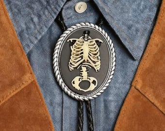Gotische bolo-stropdas met een geraamte op een ribbenkast, donker-westerse gotische verfijning voor bruiloftslooks en dagelijkse outfits