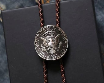 Corbata bolo occidental hecha con antiguas monedas de plata americanas retro, adecuada para el uso de los novios vaqueros. Regalo único de corbata bolo de cuero para él y para ella.