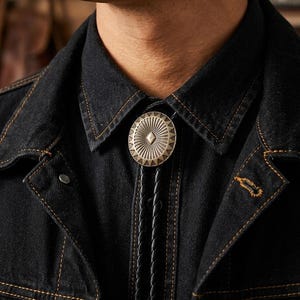 Cravate bolo concho en laiton argenté pour homme Cravate cowboy ovale gravée Cravate de mariage pour marié cordon de cuir réglable
