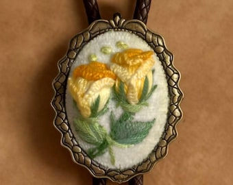 Collar con corbata bolo floral bordada, corbata retro bordada hecha a mano, ideal para amantes del estilo western/ropa vaquera/camisetas, regalo para ella.