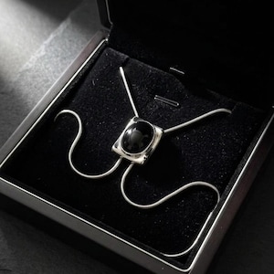 Gift-ready packaging presentation with silver bolo tie necklace and black onyx, styled as a premium jewelry gift for women, perfect for birthdays or special occasions.