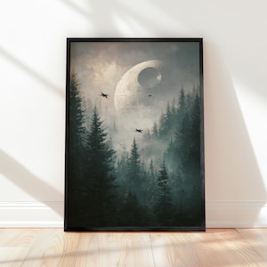 Könnte beinhalten: Gerahmter Kunstdruck, der eine Science-Fiction-Szene zeigt. Das Kunstwerk zeigt eine große, kugelförmige Raumstation in einem bewölkten Himmel über einem Wald aus dunkelgrünen Bäumen. Mehrere Raumschiffe sind sichtbar und tragen zur dramatischen Komposition bei.