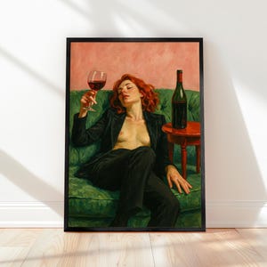 Op de afbeelding: Een ingelijst schilderij toont een persoon met rood haar die op een groene bank ligt en een glas rode wijn vasthoudt. Een fles wijn staat op een kleine rode tafel. De persoon draagt een zwart pak. De achtergrond is een roze muur.
