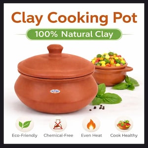 Puede incluir: Una olla de barro de color terracota con tapa, junto a una olla más pequeña llena de verduras coloridas. El texto dice "Clay Cooking Pot" y "100% Natural Clay". Incluye "Eco-Friendly" y "Even Heat".